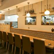 気構えずにくつろいで頂けるよう、店内は明るい暖色系の色調で統一しています。メニューはアラカルトのほかコースもご用意しているので、ワインと合わせてじっくりとお楽しみください。