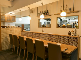 明るく温もりある空間で、料理とワインをゆったりご堪能ください