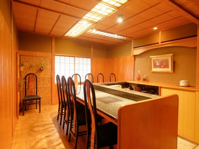 洗練された空間で、食事や会話を心ゆくまで堪能