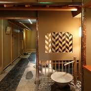 草庵茶室や数寄屋造りの個室など、店内は純和風。都会の中心にありながら喧騒を忘れてゆっくりお食事できます。季節感あふれる料理の数々で、接待や会食も心和むひと時となるでしょう。