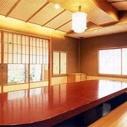 完全防音、掘りごたつ式数寄屋造りの個室があり、少人数から20名まで利用できます。こちらはお食事、ご宴会だけでなく、会議やお茶会など様々なシーンでの利用が可能。小さな集まりにもぜひ利用したいお部屋です。