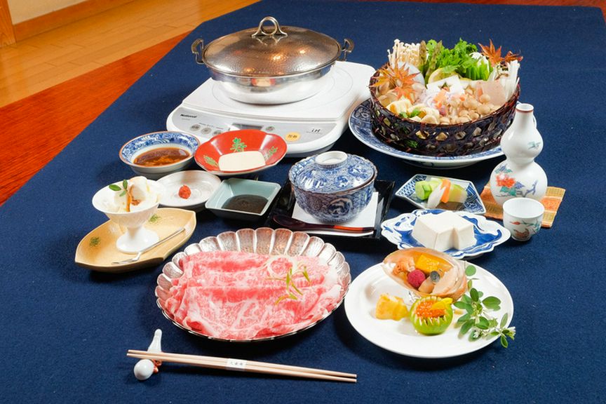 厳選されたAランク和牛のやわらかな口当たりが堪能できる『黒毛牝和牛のしゃぶしゃぶコース』