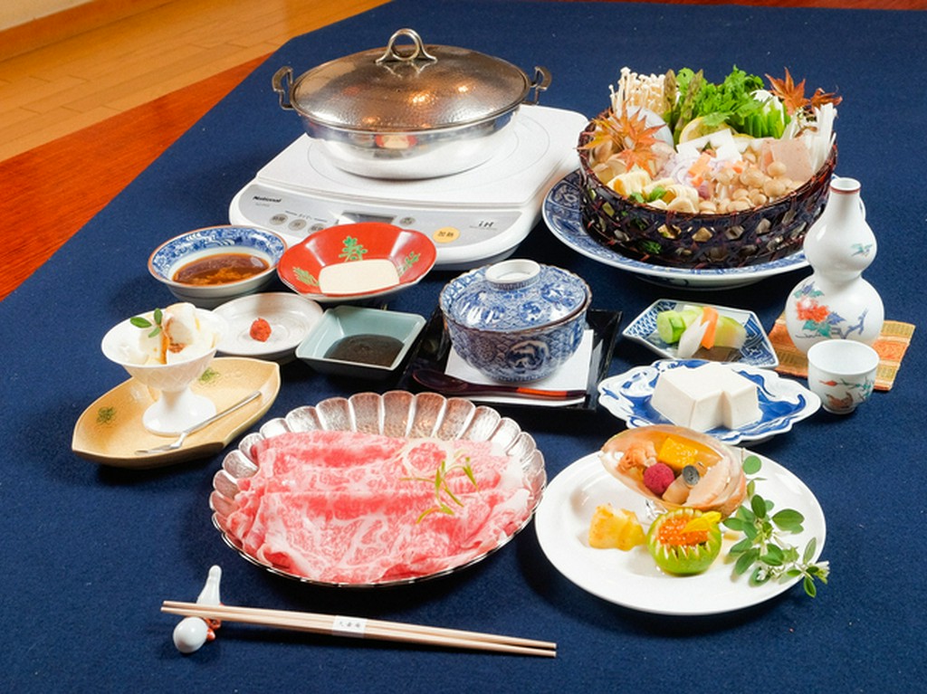 厳選されたAランク和牛のやわらかな口当たりが堪能できる『黒毛牝和牛のしゃぶしゃぶコース』