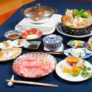 黒毛牝和牛が口の中でとろけます。野菜は季節の産地直送野菜をたっぷりと。経験豊富な料理人が素材の良さを存分に生かした料理に仕上げています。このほか旬の魚介を贅沢に使った海鮮しゃぶしゃぶも楽しめます。