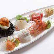 素材はすべて天然もの。移り変わる旬に合わせて、その季節の良いものを常に見極めて使っています。素材の特徴を生かし、ひとつひとつが異なる造作。目と舌で季節を愉しめる一皿です。