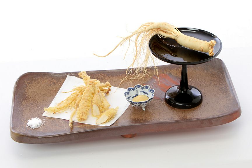 新鮮な国産の高麗人参をからりと揚げた、薬膳料理の代表格『高麗人参の天婦羅』