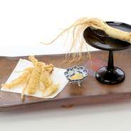 【久壷庵】で20年前から9月に出されている、夏バテ防止の『薬膳懐石』。そのお品書きにある『高麗人参の天婦羅』は、単品でもいただけます。ほくほくした食感で、少し甘みのある味わい。ウコン塩と相性抜群です。