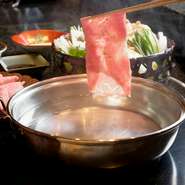 ※コースのご予約は二日前までにお願いいたします。
※特選フカヒレ丸ごと雑炊は追加料金2160円です。
※表示価格は税込み価格です。