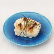 懐石料理には欠かせない『胡麻豆腐』を火であぶり、香ばしさを加えました。味は白子と間違えたお客さまもいらしたほど淡白。生わさびが一層味を引き立てます。もう一度食べたいとアンコールをいただく一皿です。