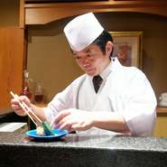 今まで自分が料理人として歩んできた道で様々な方々から頂いた愛情を、お客さまにお出しする料理に込めてお返ししていきたいと考えています。常にお客さまの立場を考えてのおもてなしが私の流儀です。