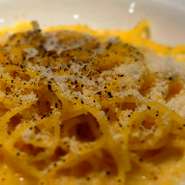 ローマの伝統料理。カーチョとはチーズのことで、ローマのチーズといえば、ペコリーノ・ロマーノの事を指します。ペコリーノと黒コショウのシンプルで美しいパスタです。