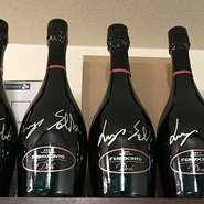 カラブリア州を代表するワイナリーのメトドクラシコ製法で醸される、アリアニコ１００％のスパークリングワイン・ロゼ。南イタリアでロゼスパークリングNo,1を受賞。