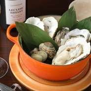 冬ならではの食材を調理して、忘年会を盛り上げるため料理が用意されています。2018年を締めくくるためにふさわしい料理とワインが、ここには揃っています。早めの予約をおすすめ。