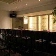 カップルで美味しいワインを味わい、楽しく語らう喜び。店自慢の料理を二人で仲良くシェアすれば、さらに盛り上がること間違いありません。スペシャルなディナーで、色あせない大切な思い出がまた増えそうです。