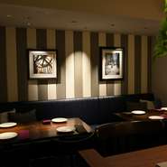 落ち着いたムードの中で、ゆったりと食事や会話が楽しめます。こんなに素敵なお店でのひと味違ったおもてなしは、きっと心に残るはず。こだわりのワインの品揃えに、ワイン通のゲストもきっと喜んでくれるでしょう。
