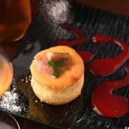 ベークドチーズケーキ、クレームブリュレ、ガトーショコラ、ジェラートなど、一つ一つ丁寧に手づくりされたスイーツが盛りだくさん。甘みのあるデザートワインと一緒に味わうと美味しさも格別です。