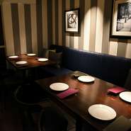 シックな色合いでまとめたスタイリッシュな店内。柔らかな光に照らされて、静かに流れる時間を感じます。何者にも邪魔されず、食通も納得の美食の数々とワインが昇華する瞬間に出合えるでしょう。