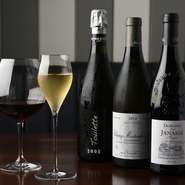 季節感を大切にし、好みに合ったワインをチョイスしてくれます。ベストな状態で提供するために、テイスティングを欠かさず、温度管理も徹底。ワインの味を引き立てるために、グラスも吟味するこだわりには脱帽です。