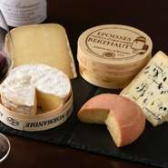 他ではめったに出合えない熟成したチーズ。通好みの青カビタイプ、ウォッシュタイプなど、常時10種類以上が揃っています。最適な熟成方法で引き出されたチーズの個性を堪能できる、感動と一緒に味わいましょう。
