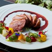 鴨ムネ肉のロースト、相性の良いベリーのソースで