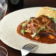 季節に合わせた旬の食材が使われ、ワインを飲みたくなるような料理をいつも考えています。冬場は何といっても濃い赤ワインが飲みたくなるので、しっかりとした味わいの『牛タンシチュー』がおすすめ。