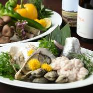 自分が今食べたいと思う食材を使うことを心掛けています。そこに新たな創作意欲が湧き上がり、思いもよらない組み合わせや味を発見。その意外性も楽しみながら、次の一皿へと取り組んでいきます。