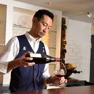 ワインは難しく考えず、気軽に楽しむのが一番。わからないことは何でも聞いてください。いつも意識しているのは、お客様の求めるものは何かということ。「明日もまた頑張ろう」と思っていただけると嬉しいです。