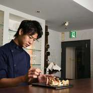 塩加減や温度などを大切にしながら料理をつくること。そして“客観的にものを見る”ということを怠らないようにしています。いつも笑顔で対応し、「自分自身が客として訪れたい店」を目指しています。