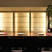 広がる空間、漂う雰囲気、流れる音楽。店全体が成熟した大人の情緒をまとっています。歳を重ねることで手に入る極上の味。特別な日ではなく、日常生活に溶け込むワインをじっくりお召し上がりください。