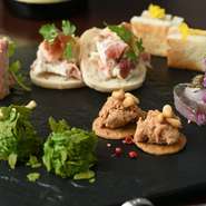 一軒目の食事でも、二軒目のバー使いにも、三軒目の締めにも最適。さらに遅い時間帯の食事や食事前の一杯など、様々なシチュエーションで利用できる使い勝手の良いワインビストロです。