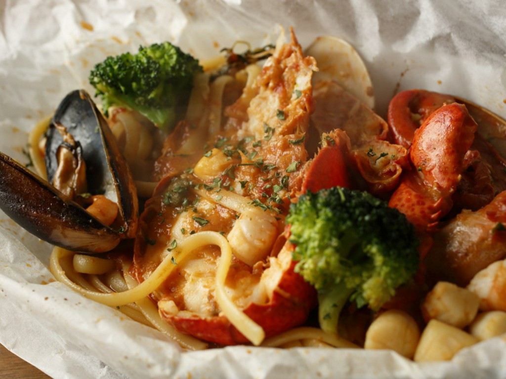 パスタで味わう海の幸『リングイネ　カナダ産オマール海老と海の幸のペスカトーレ 』