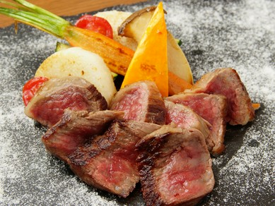 肉の美味しさをそのままに『香川県産讃岐オリーブ牛ヒウチ肉のグリル　イタリアの岩塩とライムを添えて』
