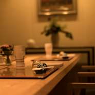 ホテル内にある高級感漂う日本料理店なので、接待、結納やお顔合わせ、お祝い事、法要後のご会食などに向く造りと設えです。旬の食材を贅沢に使った会席料理、お造りや天ぷらなどの御膳を豊富に揃えています。