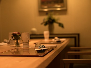 和の情緒が漂う落ち着いた雰囲気の中、ゆったりと会席料理を