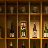 福岡県の地酒10種ほどをはじめ、日本各地の銘酒を季節のものなどを含めて、常時24種類ほどご用意。福岡の「三井の寿」「田中六五」など、新たな味わいと趣を醸す名蔵元の日本酒を堪能できます。