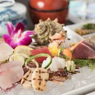 豊富な種類の魚介が集まる福岡・長浜魚市場で、料理長自らが、熟練の目利きで旬の食材を仕入れています。玄海、五島、対馬産など、九州の地物魚介のおいしさは格別。四季の会席料理で、お楽しみいただけます。
