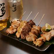 桜島鶏をはじめ九州産の鶏を使った盛り合わせはオーダーすべき一品。内容は日替わりで、５本と１０本盛りを用意しています。焼きたての芳ばしい香りもたまりません。
