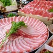 高級店でも入手困難と言われるA5ランク黒毛和牛のロースと、旨さに定評がある六白黒豚を使ったしゃぶしゃぶ。A5ランク黒毛和牛の濃厚な味と、柔らかさを楽しめます。