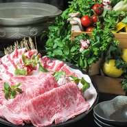 最高級のA5ランク黒毛和牛のリブロースは、最も入手困難な逸品。極上の霜降り肉は、とろけるような食感で、思わずうっとりします。