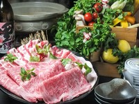 高級店でも入手困難と言われるA5ランク黒毛和牛のロースと、旨さに定評がある六白黒豚を使ったしゃぶしゃぶ。A5ランク黒毛和牛の濃厚な味と、柔らかさを楽しめます。