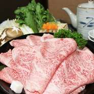 きれいな霜降りの入った極上肉から、良質な脂が溶けだした旨みたっぷりのすき焼き。肉の柔らかさも楽しめます。全8品。