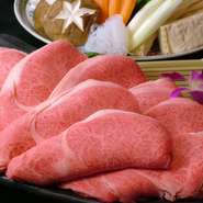 A5ランク黒毛和牛サーロインは、肉質がキメ細やかで、霜降りの入り方も適度で程よいやわらかさ。とろける黒毛和牛のすき焼きを堪能できます。全8品。