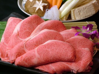 コク深い風味に舌鼓！A5ランク黒毛和牛サーロインとロースの『すき焼き　霜月（しもつき）コース』