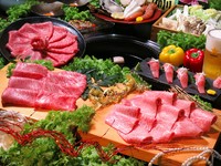 前菜三種盛
焼き野菜盛
旬の野菜サラダ
【薩摩牛極】刺身ロース/上カルビ塩/上赤身肉
ネギ塩タン
上和牛ホルモン
国産鶏もも
六白黒豚”握り2貫”湯引き
”あごだし”わかめスープ
デザート