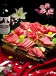 A5黒毛和牛の中でも、わずか4％しか取れない「4％の奇跡」と、味わい豊かな 「鹿児島産六白黒豚」を存分に楽しめる贅沢なコースです。令和3年12月28日から12月30日までクーポン利用が出来ません。