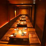 掘りごたつ席でくつろぎながら、最高級の肉の旨さに浸る宴会を開けます。飲み放題付きのお得なコースも多数用意しています。お気軽にお問い合わせを。