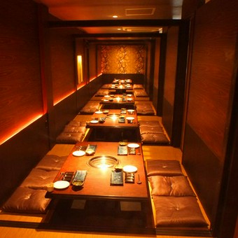 掘りごたつの完全個室で、最大50名までの宴会を