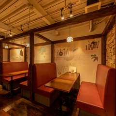 ヨーロッパの街角を思わせるワインバルでこだわりの料理を堪能
