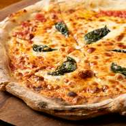 石窯で焼くカリッと焼き上げる本格的なナポリピッツァ。自家製のトマトソースを使い、イタリア産のモッツァレラチーズを中心にたっぷりとチーズをのせた定番の王道ピッツァです。