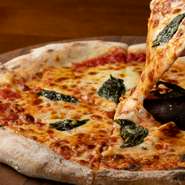 石窯で焼くカリッと焼き上げる本格的なナポリピッツァ。自家製のトマトソースを使い、イタリア産のモッツァレラチーズを中心にたっぷりとチーズをのせた定番の王道ピッツァです。